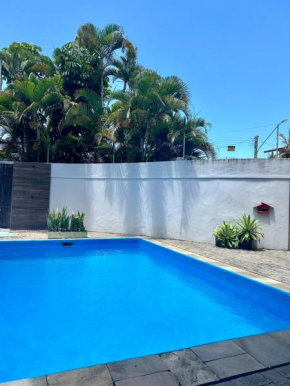 Casa ampla com piscina na enseada